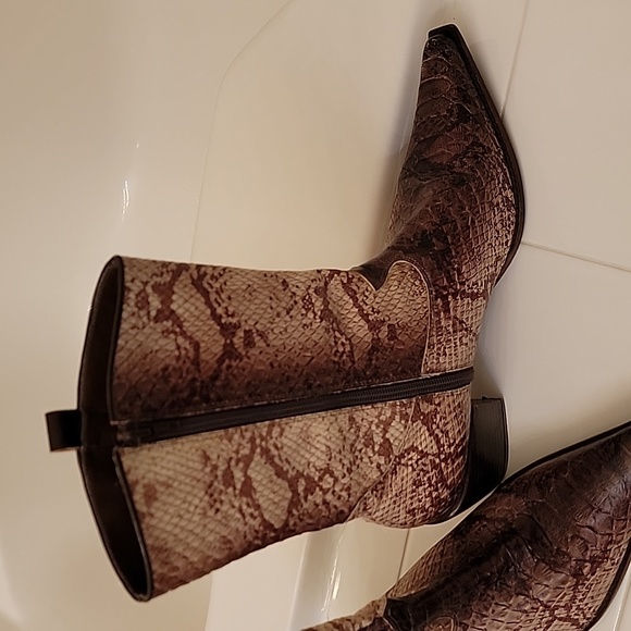 Cow Girl Style Leather Boots - Picture 4 of 9